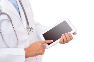 dijital tablet kullanan doktor