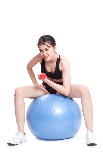 Entrenamiento de mujer con pelota de ejercicio y peso — Foto de Stock