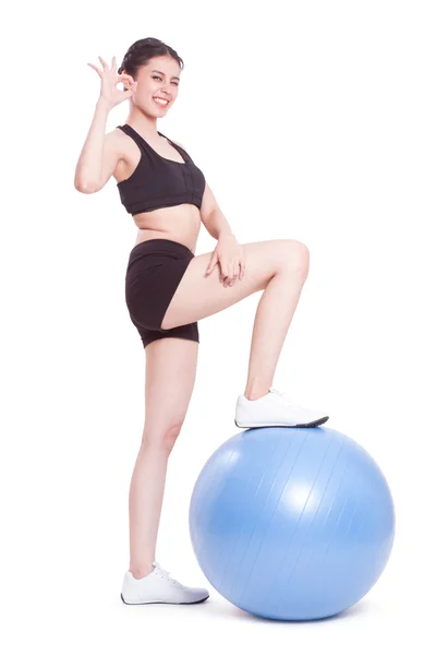 Entrenamiento de mujer con pelota de ejercicio — Foto de Stock