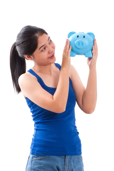 Vrouw bedrijf blauwe piggy bank — Stockfoto
