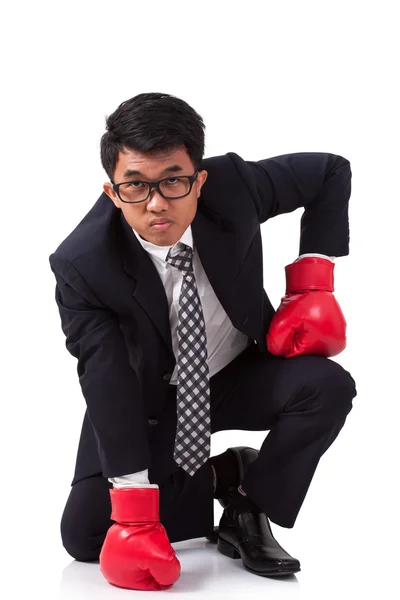 Geschäftsmann trägt rote Boxhandschuhe — Stockfoto