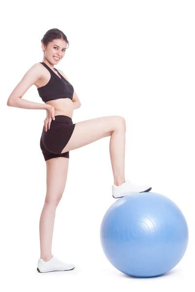 Entrenamiento de mujer con pelota de ejercicio —  Fotos de Stock