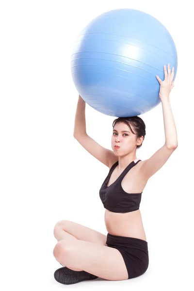 Entrenamiento de mujer con pelota de ejercicio —  Fotos de Stock