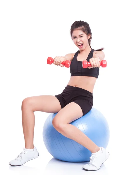 Žena, trénink s cvičení míč a váhy — Stock fotografie