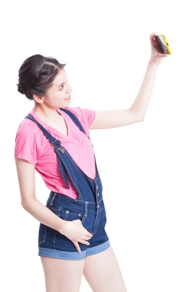 Mädchen macht Selfie mit Smartphone — Stockfoto