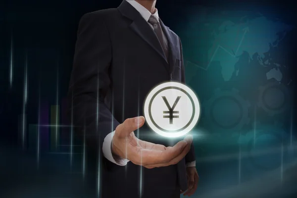Empresário mostrando iene, sinal yuan — Fotografia de Stock