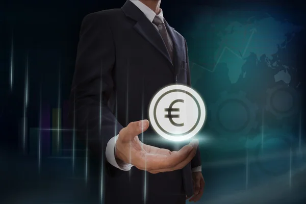 Biznesmen wyświetlone Euro znak — Zdjęcie stockowe
