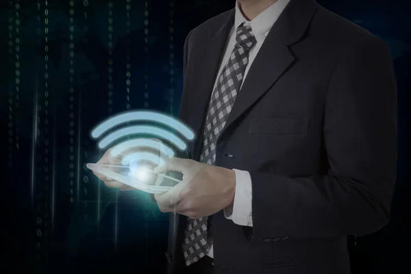 Бизнесмен трогает символ wifi — стоковое фото