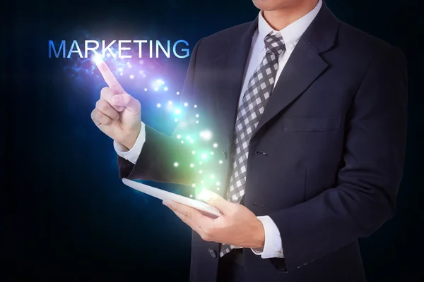 Geschäftsmann drückt auf Marketing-Zeichen — Stockfoto