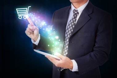 İşadamı basarak alışveriş sepeti düğmesini