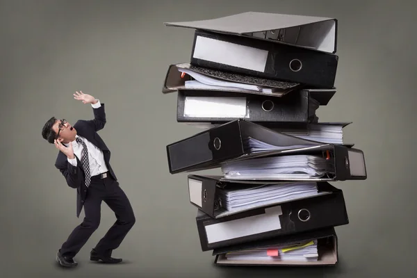 Empresário é estressado a partir de papelada — Fotografia de Stock