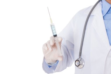 Doktor holding şırınga elinde