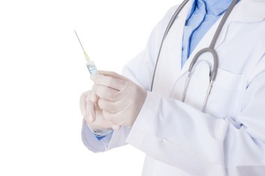 Doktor holding şırınga elinde