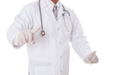 elleriyle bir şeyler gösteriyor doktor