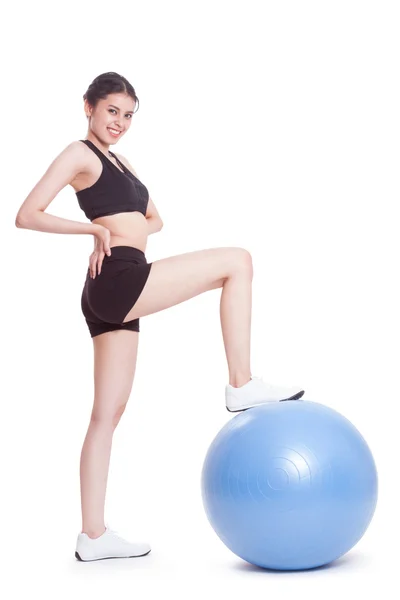 Mulher treinando com bola de exercício — Fotografia de Stock