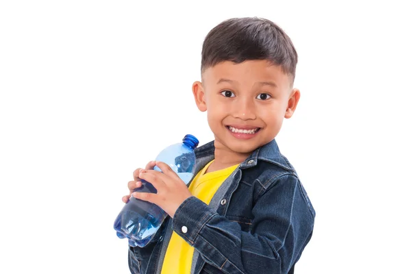 Junge hält Flasche Wasser in der Hand — Stockfoto