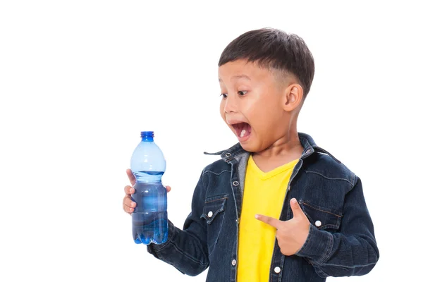 Niño sosteniendo botella de agua — Foto de Stock