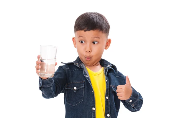 Ragazzo che tiene un bicchiere d'acqua — Foto Stock