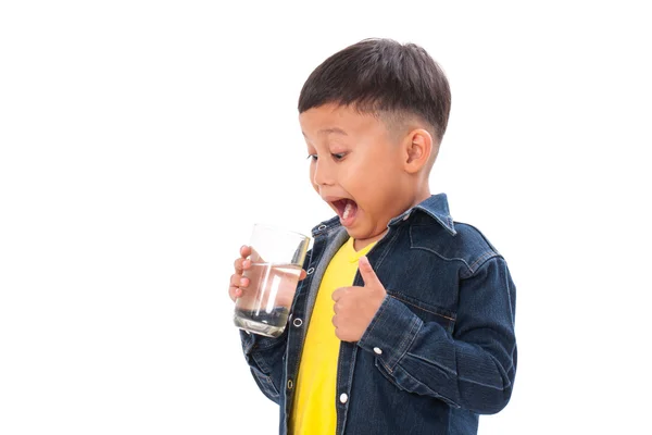 Pojke anläggning glas vatten — Stockfoto