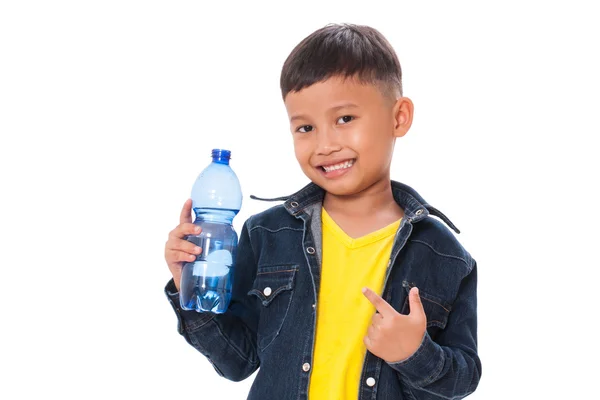 Мальчик держит бутылку воды — стоковое фото