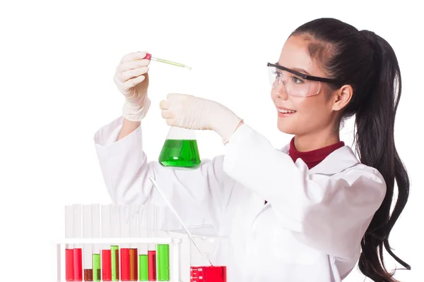 Mujer investigadora médica o científica que sostiene una solución líquida en un laboratorio . —  Fotos de Stock