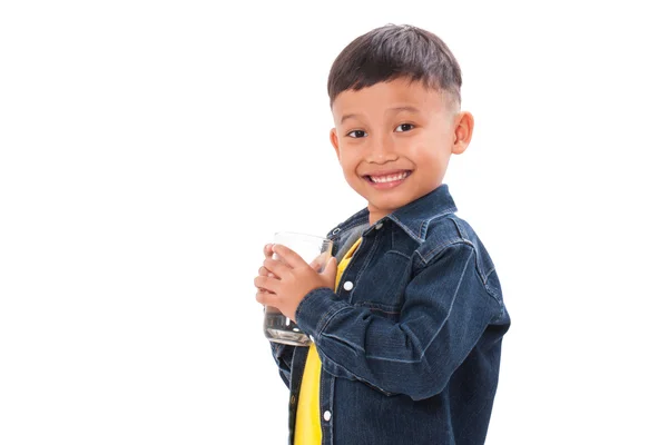 Ragazzo che tiene un bicchiere d'acqua — Foto Stock