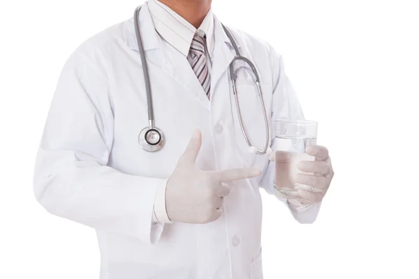 Medico che tiene un bicchiere d'acqua — Foto Stock