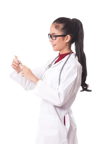 여성 의사가 주사로 주사기를 들고입니다. 의료 및 의료 개념 — 스톡 사진