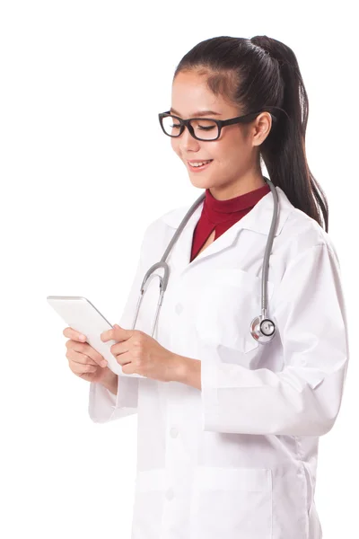 Женщина врач с помощью цифровой таблетки на белом фоне . — стоковое фото