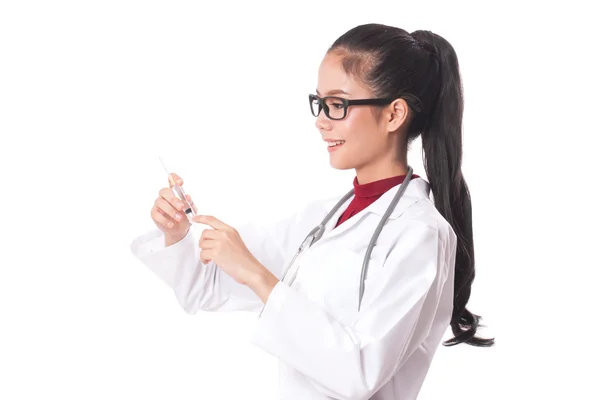Женщина-врач держит шприц с инъекцией. здоровье и медицинская концепция — стоковое фото