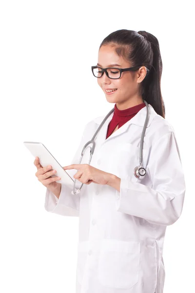 Kadın doktor beyaz arka plan üzerinde dijital tablet kullanma. — Stok fotoğraf
