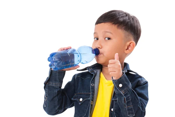 Мальчик пьет бутылку воды — стоковое фото