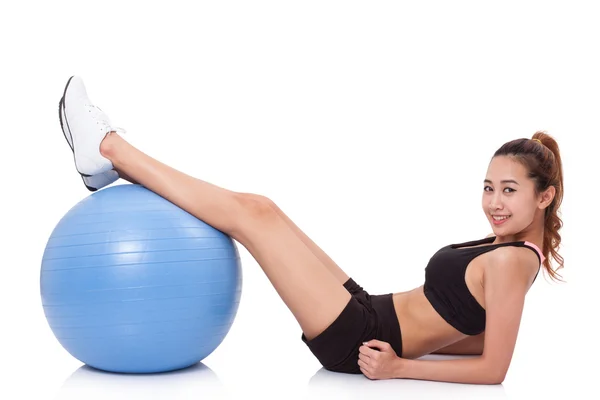 Entrenamiento de mujer con pelota de ejercicio — Foto de Stock