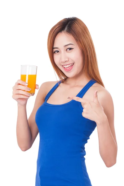 Женщина держит стакан апельсинового сока — стоковое фото