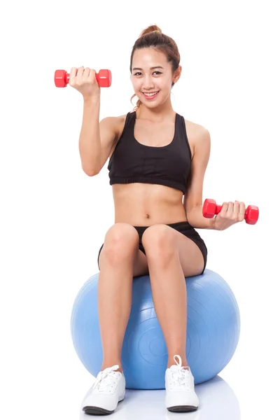 Entrenamiento de mujer con pelota de ejercicio y pesas —  Fotos de Stock