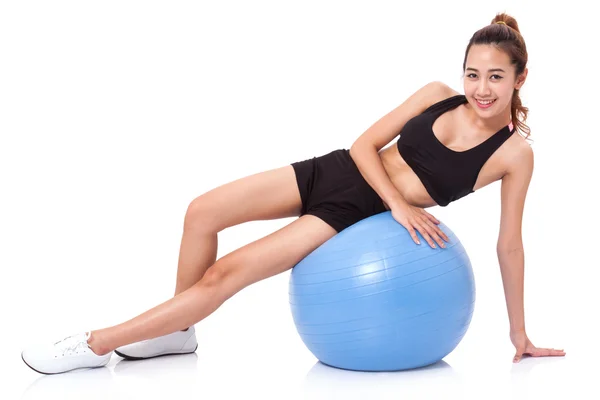 Entrenamiento de mujer con pelota de ejercicio —  Fotos de Stock