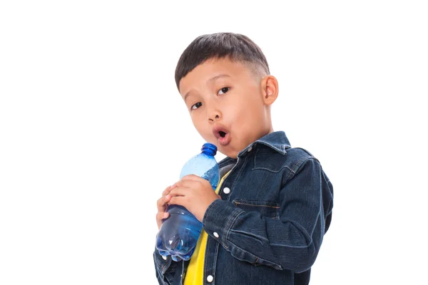 Niño sosteniendo botella de agua —  Fotos de Stock