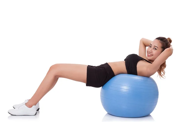 Entrenamiento de mujer con pelota de ejercicio — Foto de Stock