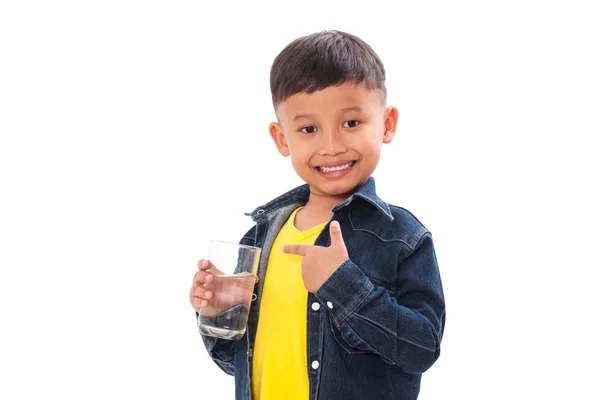 Rapaz segurando vidro de água — Fotografia de Stock