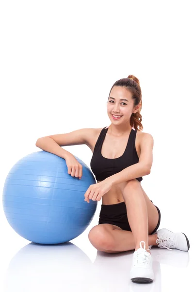 Vrouw training met oefening bal — Stockfoto