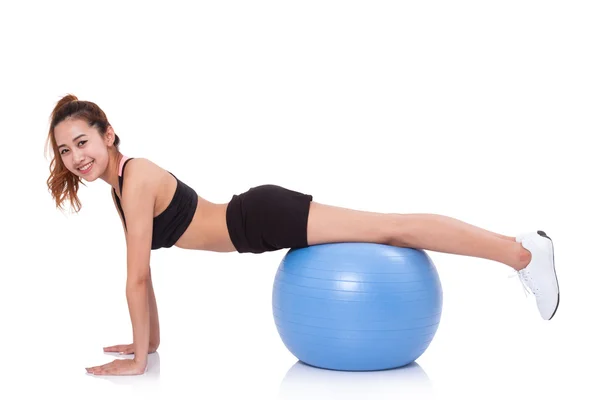 Mulher treinando com bola de exercício — Fotografia de Stock