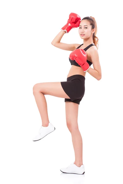 Mulher fitness vestindo luvas de boxe — Fotografia de Stock