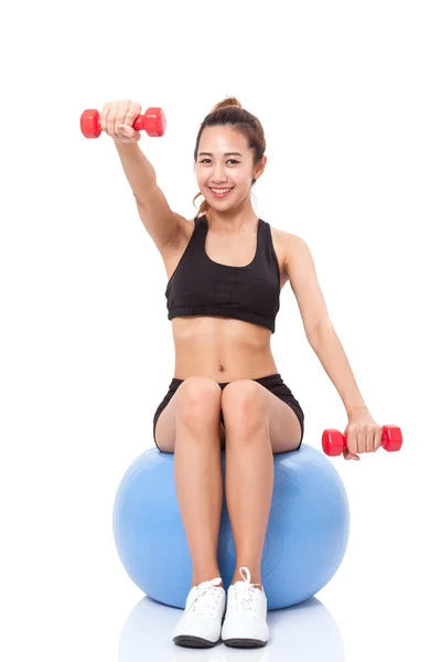 Entraînement femme avec ballon d'exercice et poids — Photo