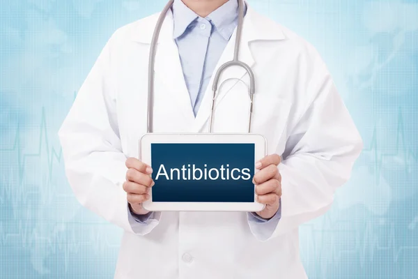 Врач со знаком антибиотиков — стоковое фото