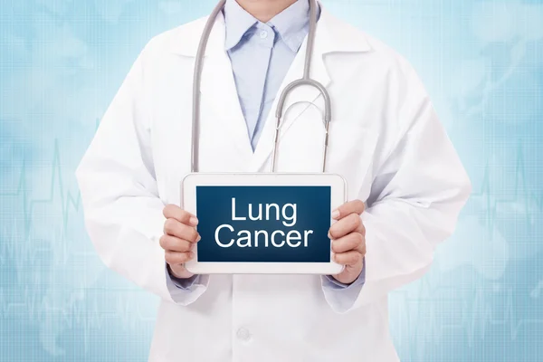 医生与肺肿瘤标志 — 图库照片