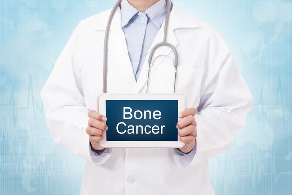 Médico con signo de cáncer óseo — Foto de Stock
