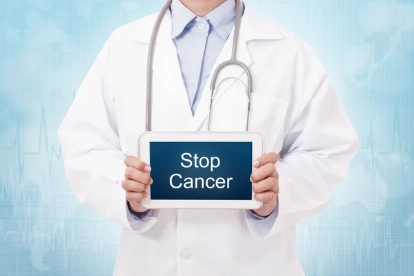 Médico con signo de cese del cáncer — Foto de Stock