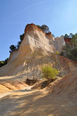 Fransa 'nın güneyinde eski bir taş ocağının bulunduğu yerde kırmızı ve beyaz kayalar var.