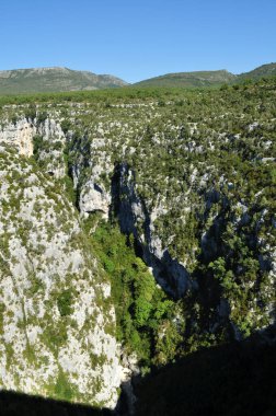 Fransa 'nın Verdon bölgesinde kayalarla, yüksek dağlarla ve derin kanyonlarla dolu vahşi doğa.