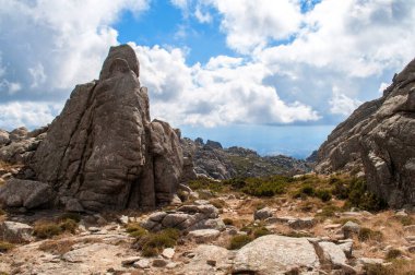Kayaların arasından deniz manzarası